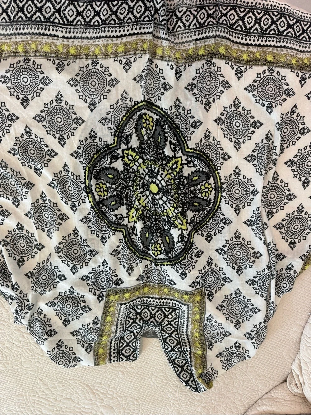 Vince Camuto Black Ivory Medallion Tassel Shawl Wrap Boho Resort Festival OS✨